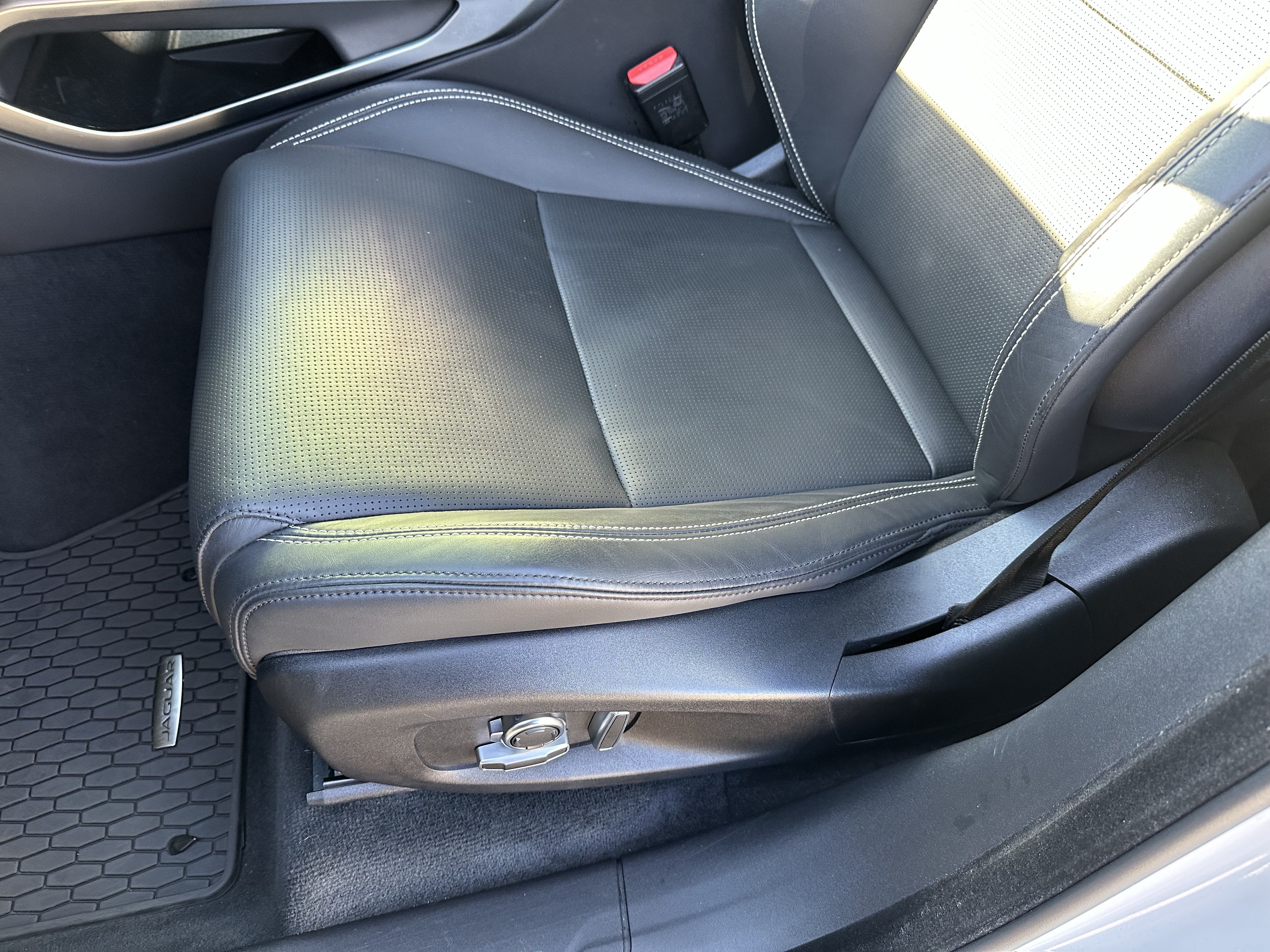 Certified 2026 Jaguar F-PACE R-Dynamic S AWD/4WD image 18