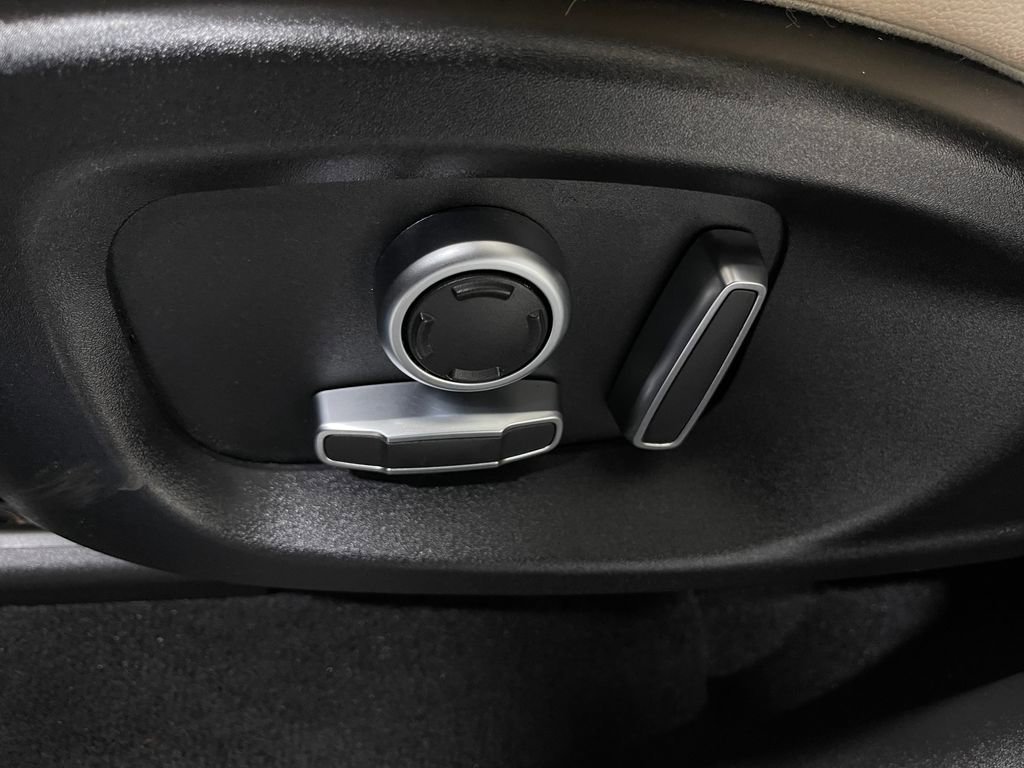 Used 2020 Jaguar F-PACE Premium image 19