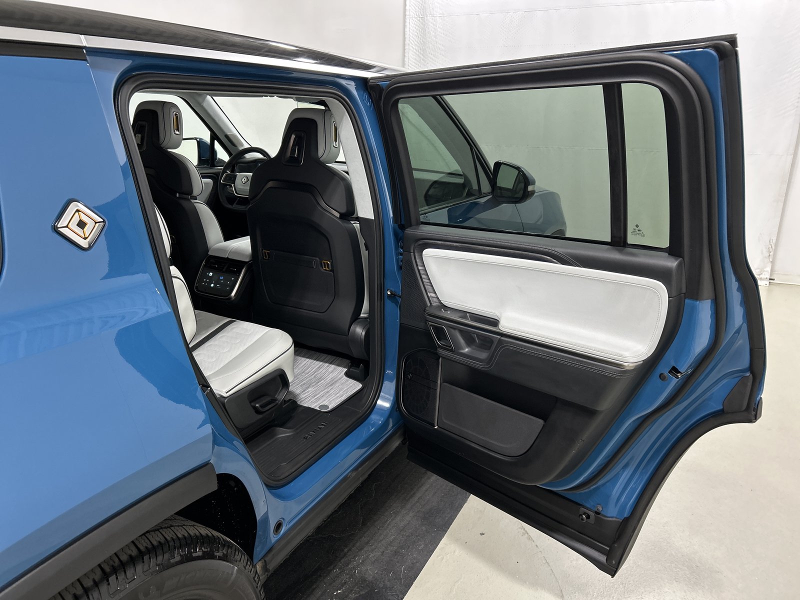 Used 2024 Rivian R1S Adventure AWD/4WD image 19
