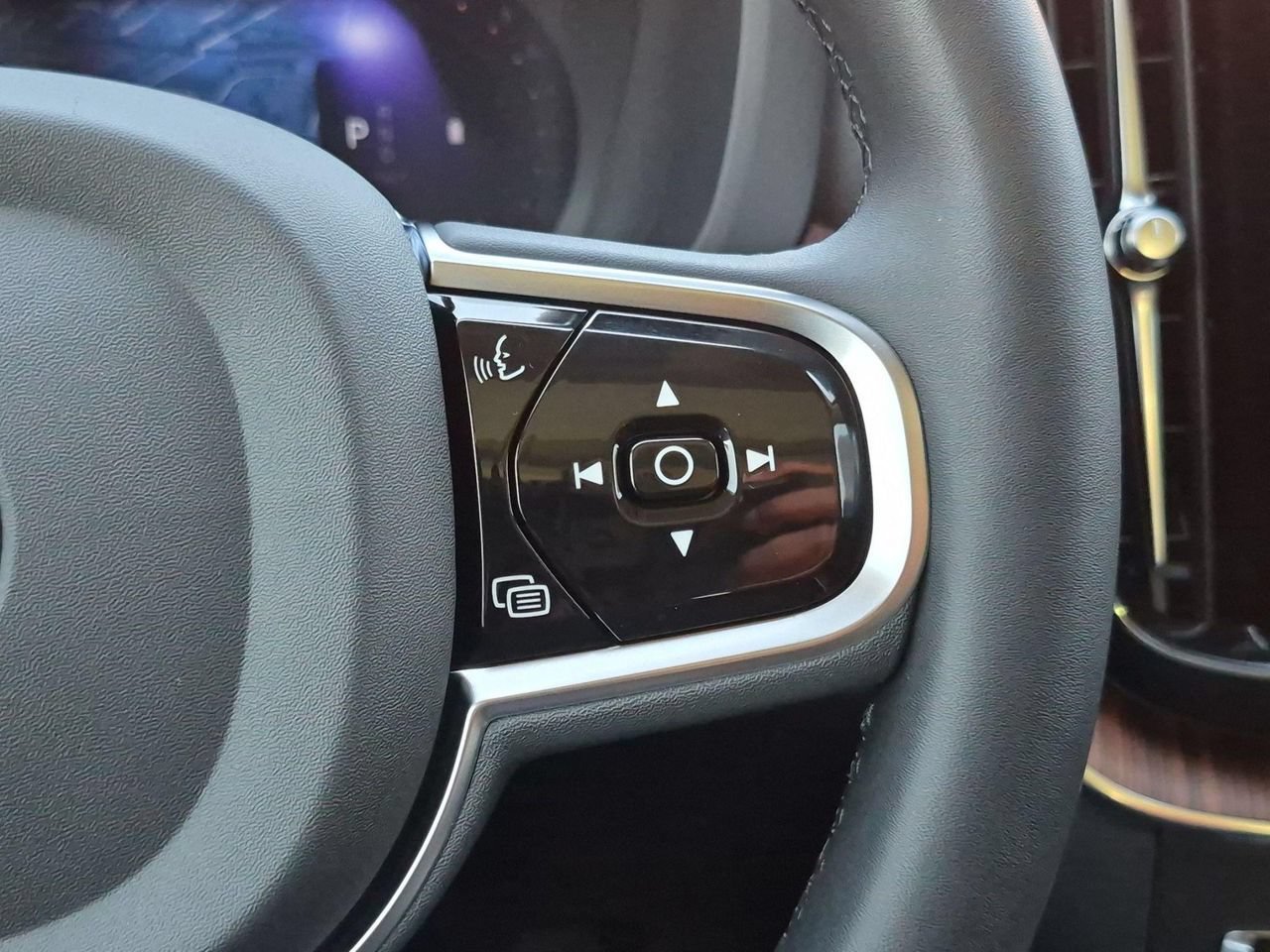 Certified 2024 Volvo XC60 B5 Plus w/ Protection Package Premier AWD/4WD image 15