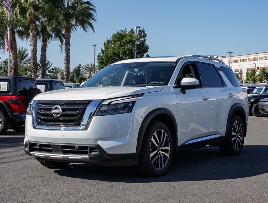 Used 2025 Nissan Pathfinder Platinum w/ Cargo Package image 3