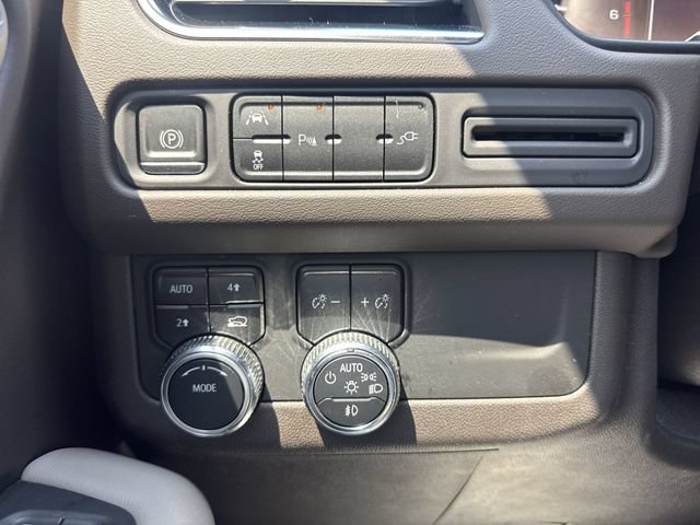 Used 2021 GMC Yukon SLT w/ SLT Premium Package AWD/4WD image 17