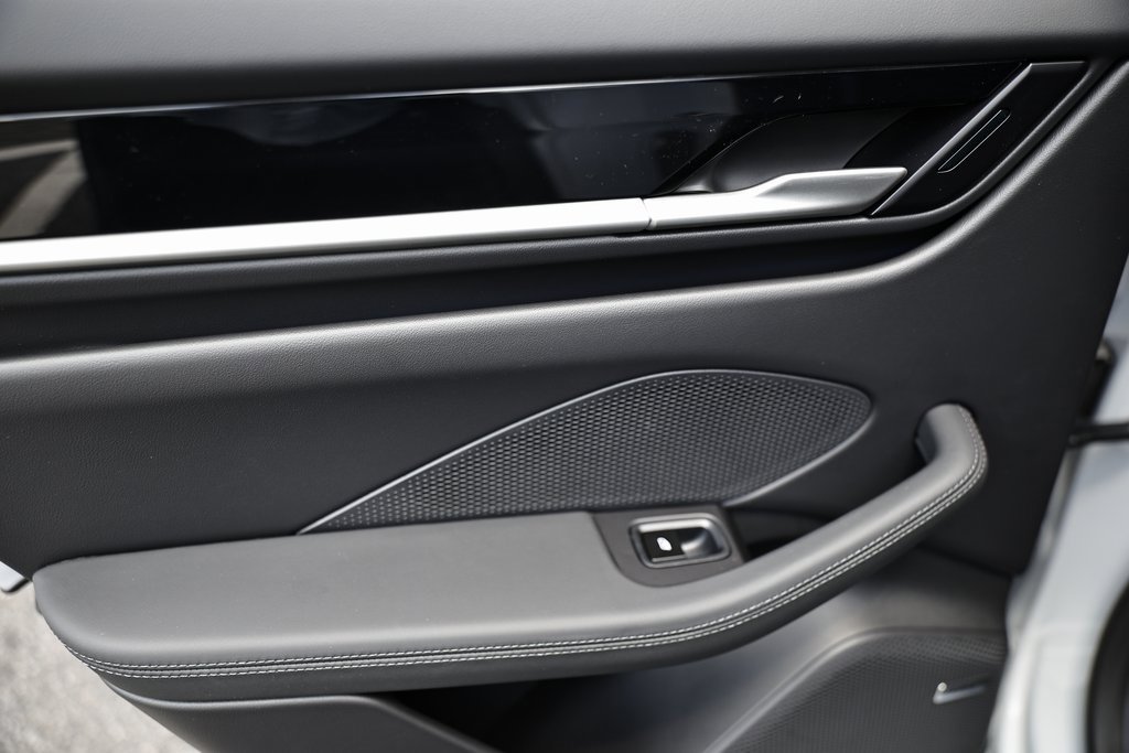 New 2025 Porsche Macan Electric image 25