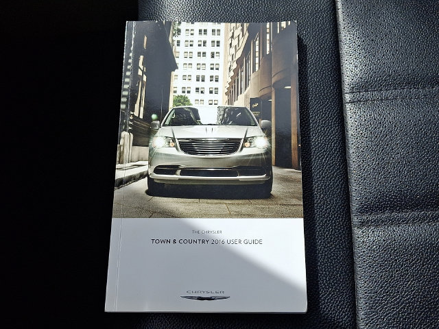 Used 2016 Chrysler Town & Country Touring-L FWD image 27