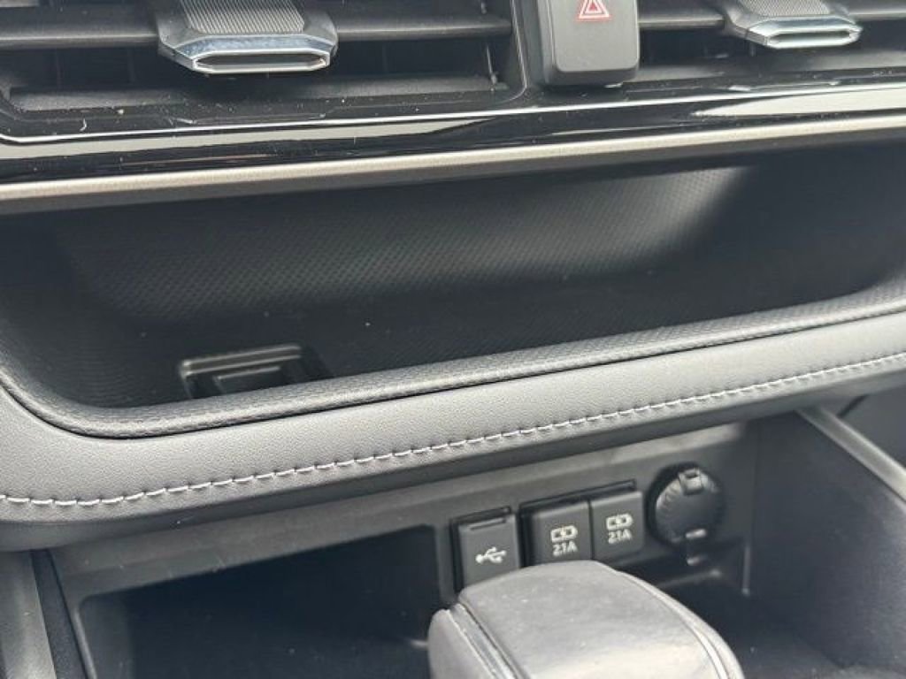 Used 2021 Toyota Highlander XLE AWD/4WD image 17
