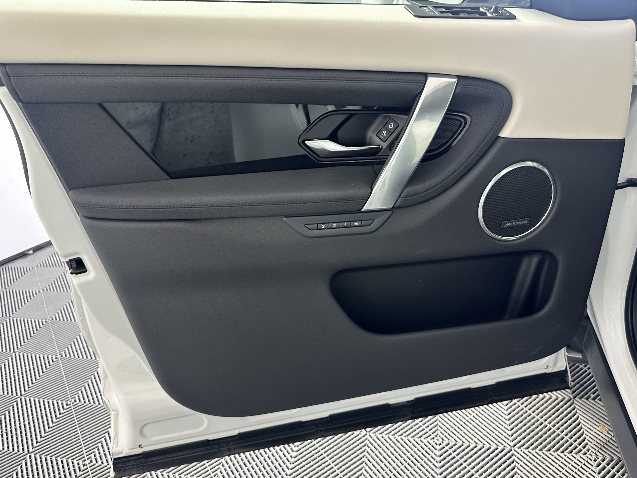 Certified 2025 Land Rover Discovery Sport S image 10