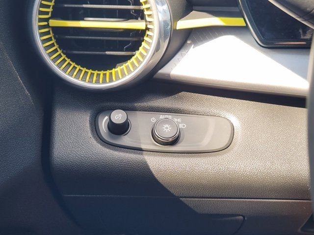 Used 2024 Chevrolet Trax LT w/ Sunroof Package image 23