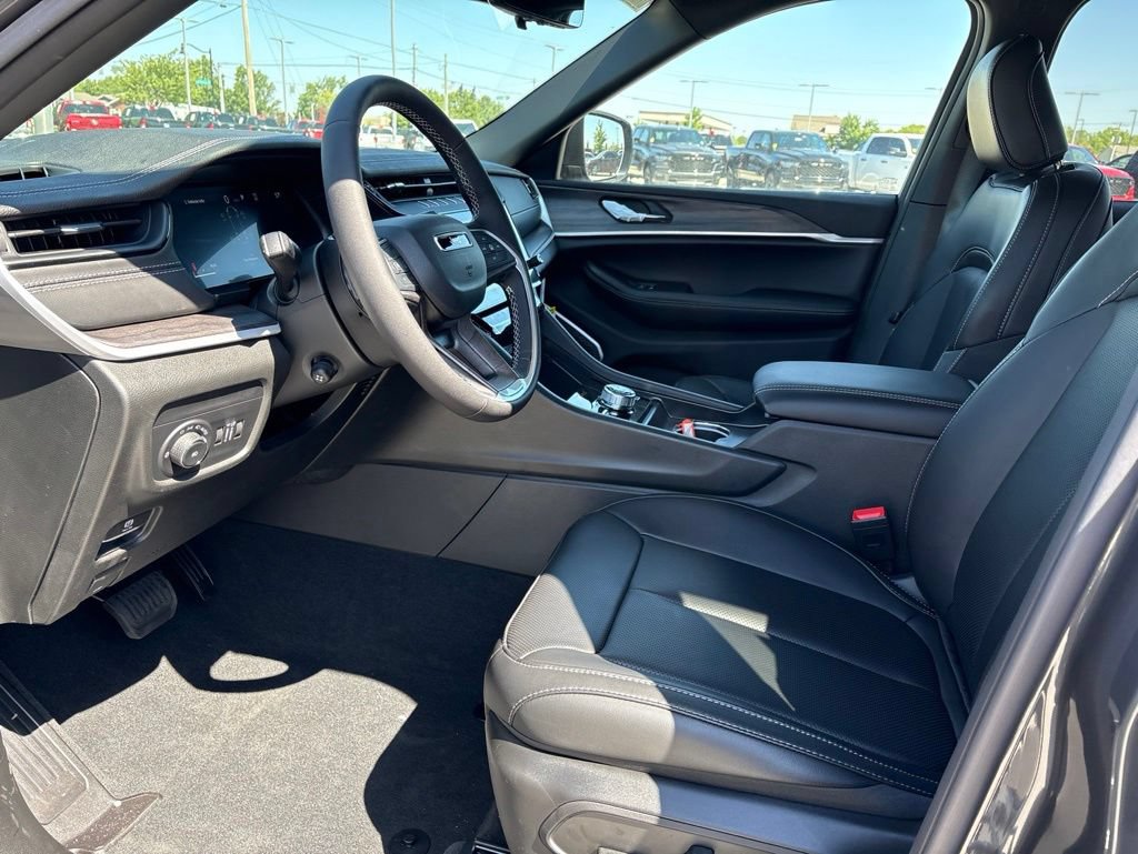 New 2026 Jeep Grand Cherokee L Limited w/ Luxury Tech Group II AWD/4WD image 7
