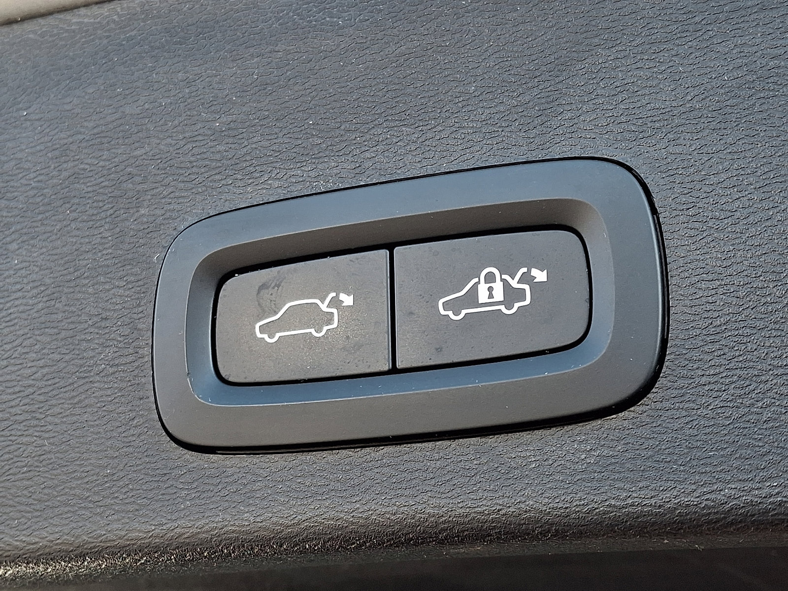 Used 2023 Volvo XC40 B5 Plus w/ Driver Assist Package image 28