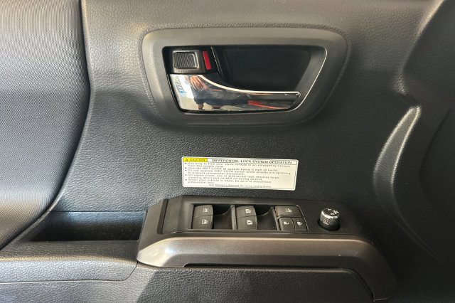 Used 2017 Toyota Tacoma TRD Off-Road AWD/4WD image 12