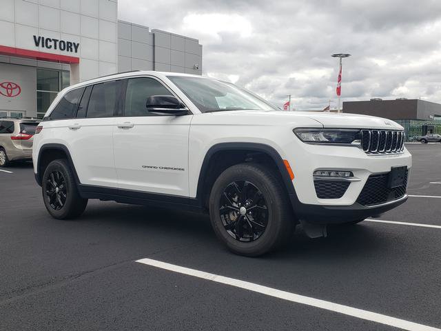 Used 2023 Jeep Grand Cherokee Limited AWD/4WD image 3