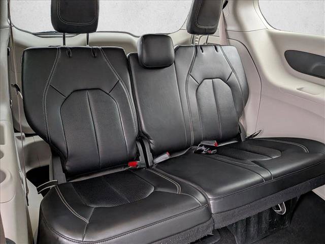 Used 2024 Chrysler Pacifica Select image 24