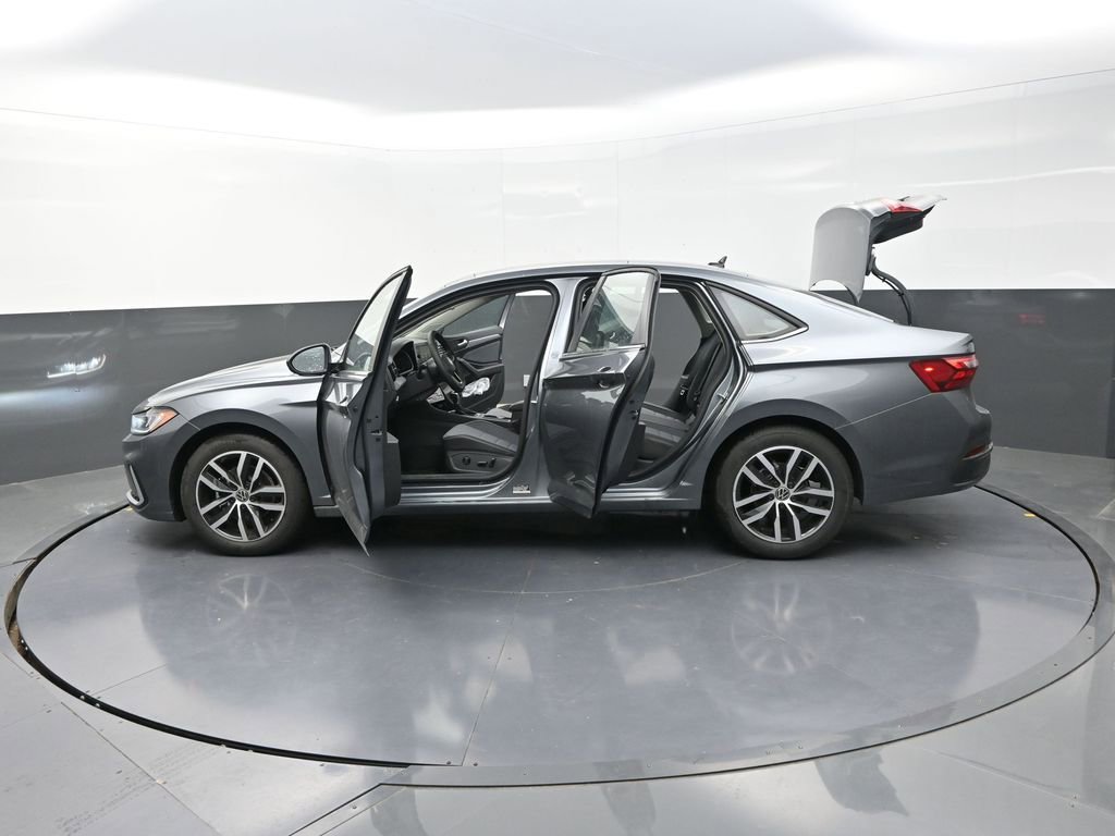 Used 2025 Volkswagen Jetta SE image 34