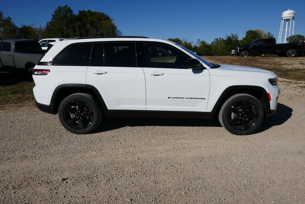 New 2025 Jeep Grand Cherokee Altitude image 3