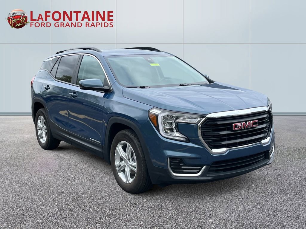 Used 2024 GMC Terrain SLE w/ Driver Convenience Package FWD image 3