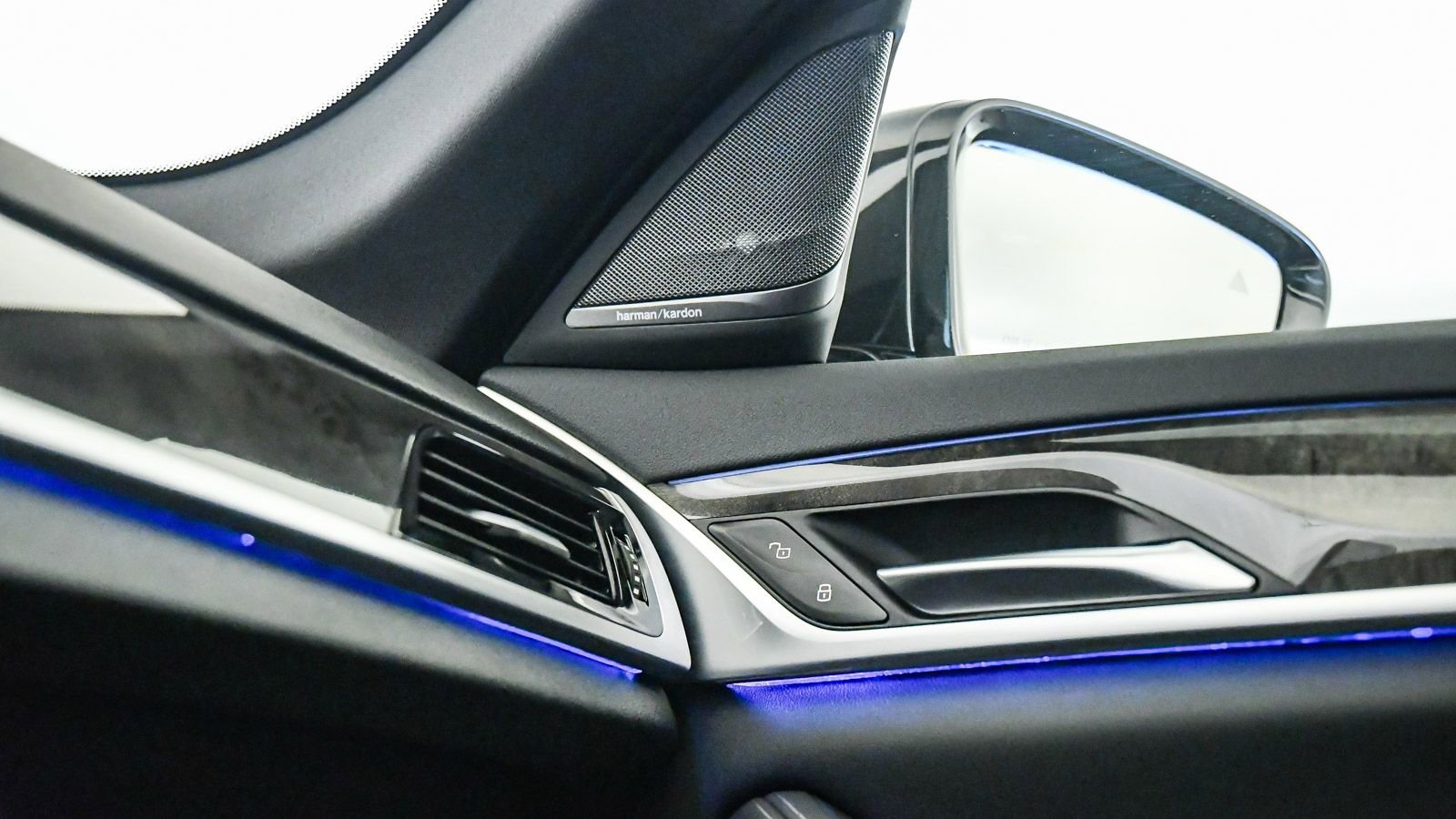 Certified 2023 BMW 530e w/ Premium Package image 24