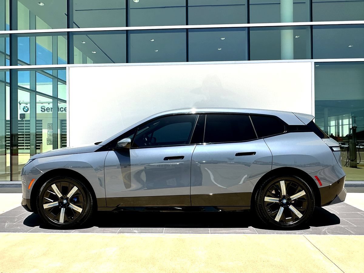 Used 2024 BMW iX xDrive50 w/ Premium Package AWD/4WD image 8