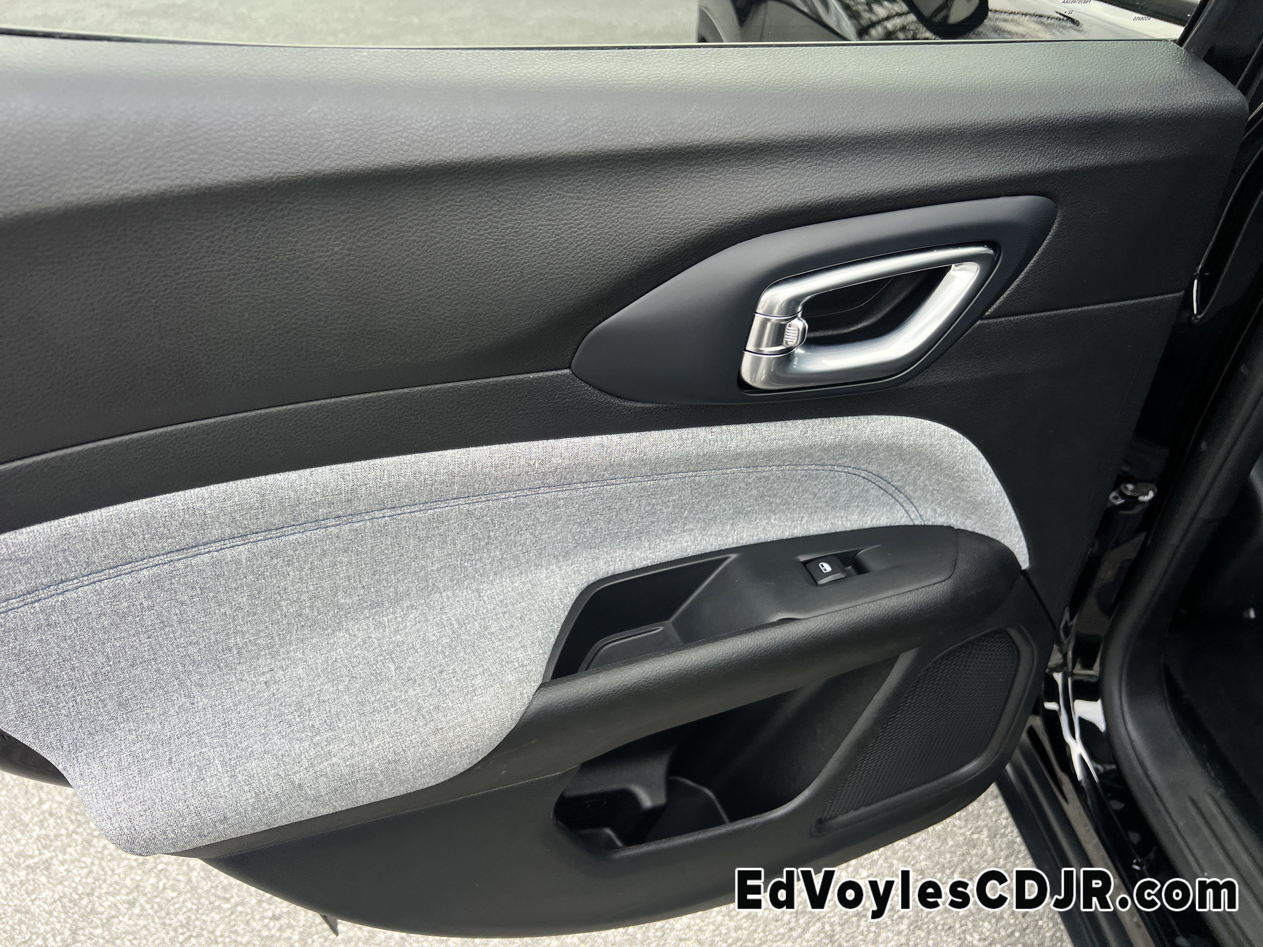 Used 2023 Jeep Compass Sport image 26