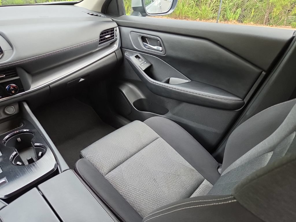 Certified 2025 Nissan Rogue SV FWD image 32