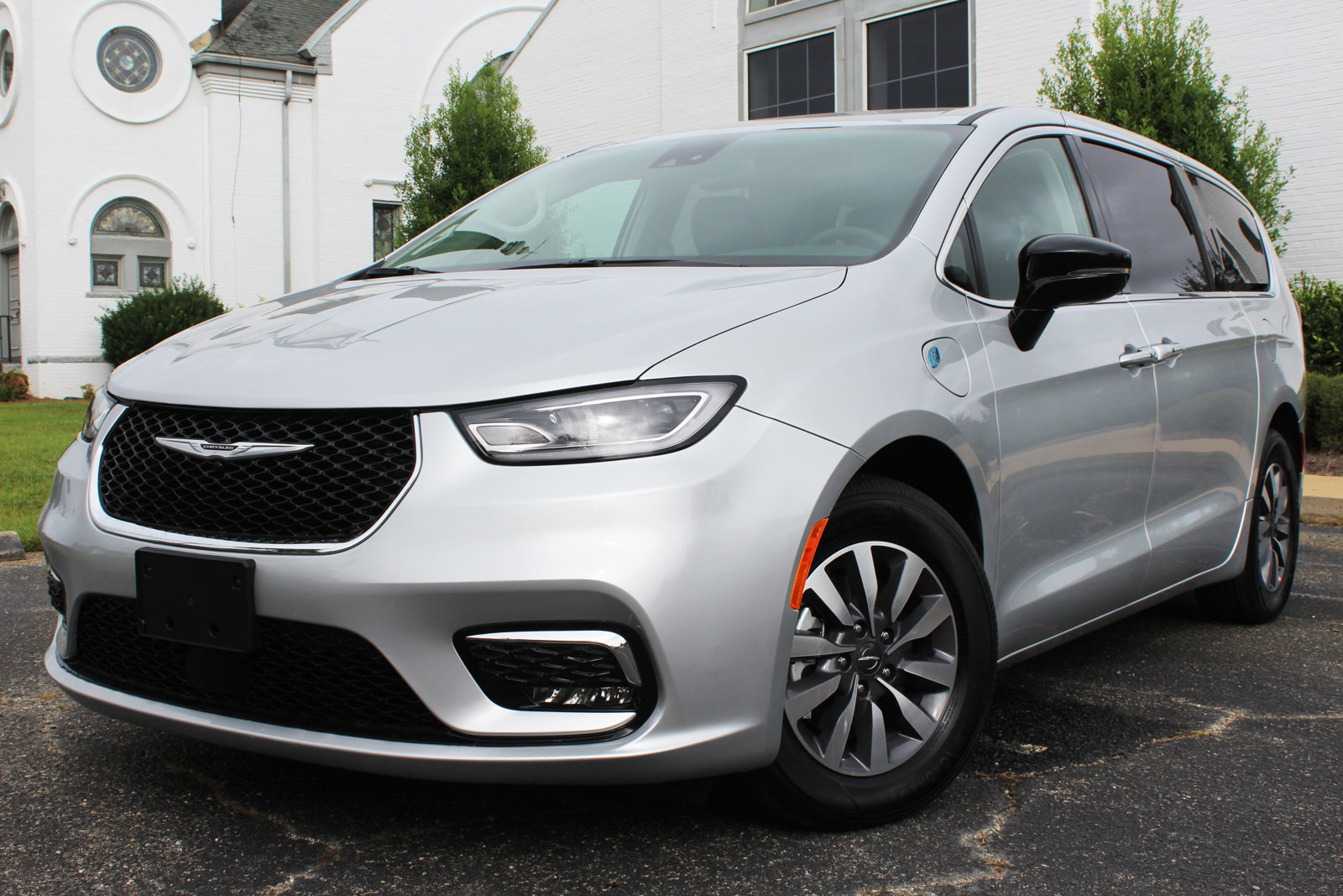 Used 2024 Chrysler Pacifica Select image 1