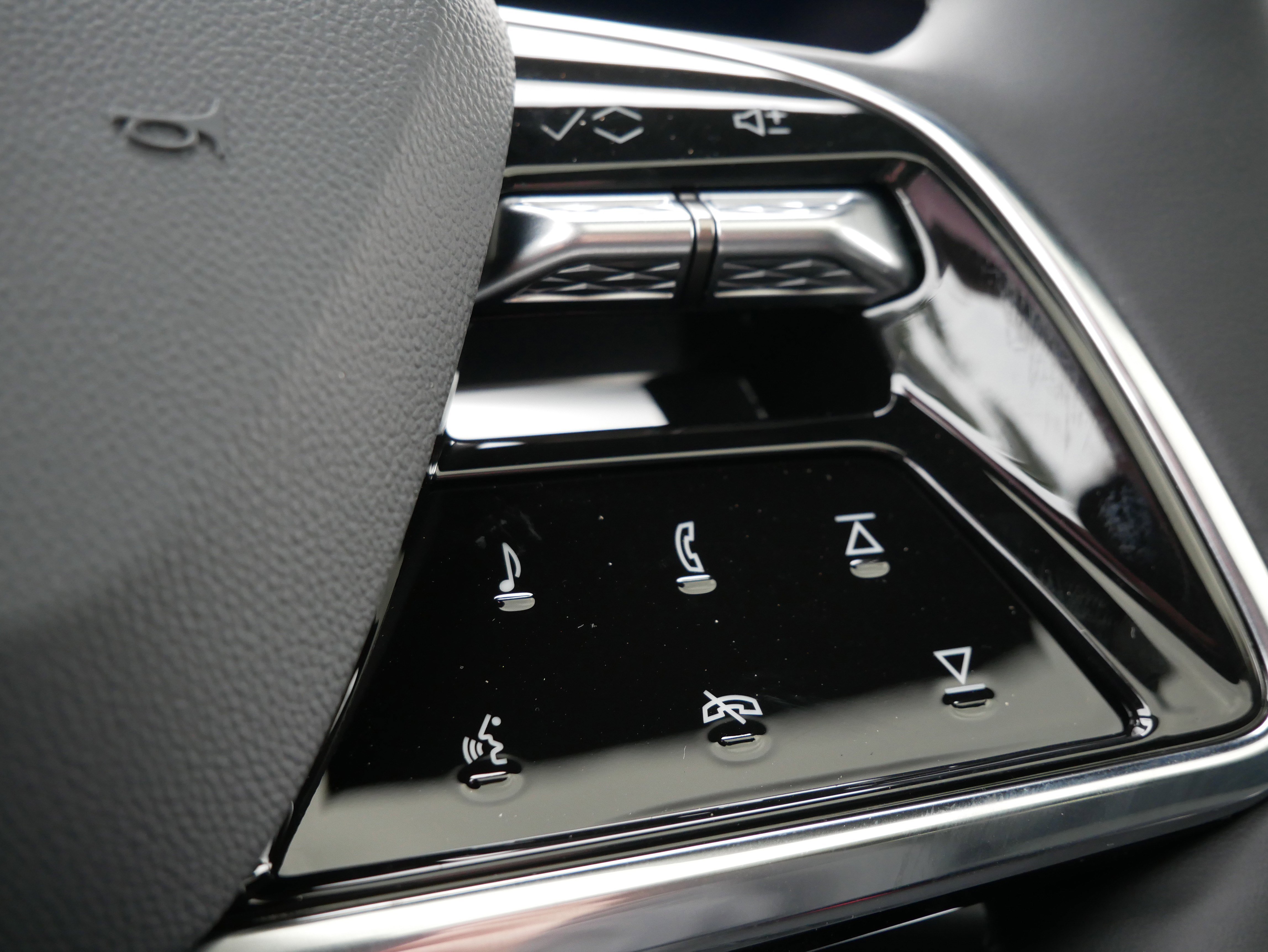 Used 2026 Cadillac Lyriq Premium Luxury w/ LPO, Floor Liner Package AWD/4WD image 26