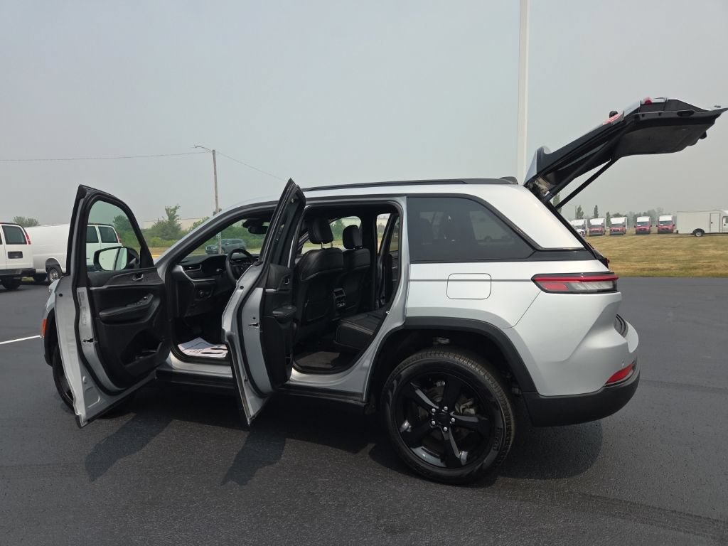 Used 2024 Jeep Grand Cherokee Limited w/ Black Appearance Package AWD/4WD image 13
