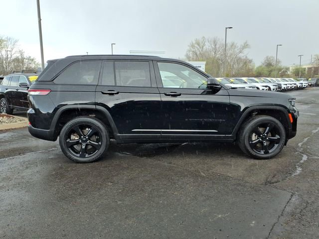 Used 2023 Jeep Grand Cherokee Altitude AWD/4WD image 2