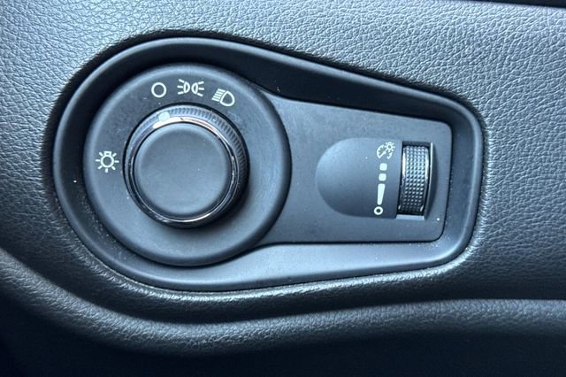 Used 2023 Jeep Renegade Latitude AWD/4WD image 43