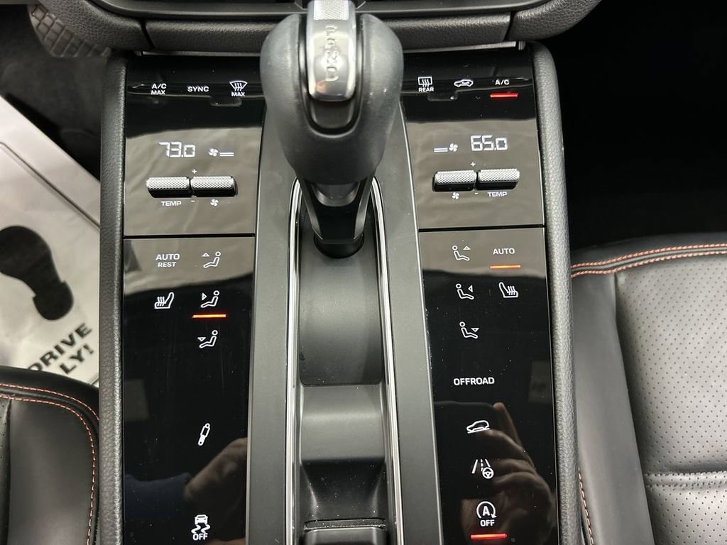 Certified 2023 Porsche Macan Turbo AWD/4WD image 17