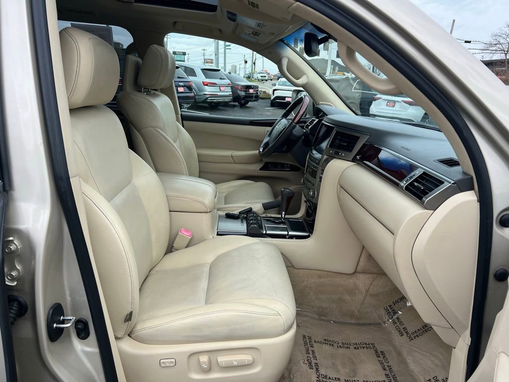 Used 2013 Lexus LX 570 4WD w/ Luxury Pkg image 32