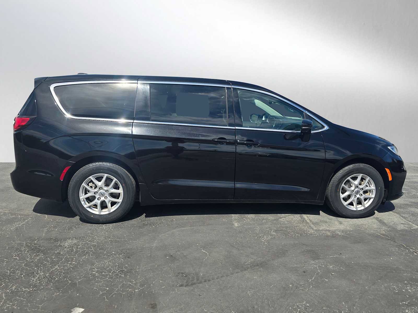Used 2024 Chrysler Pacifica Touring-L image 2