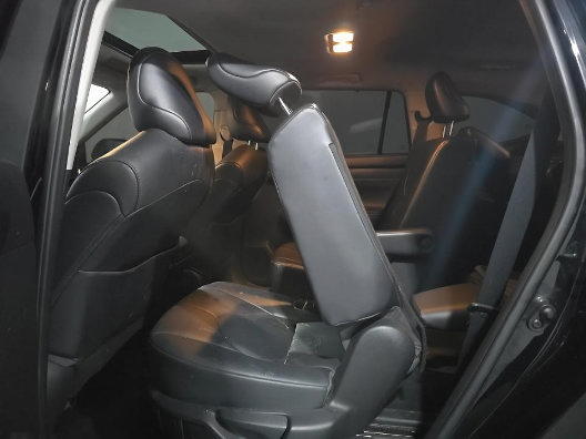Used 2021 Toyota Highlander XLE AWD/4WD image 13