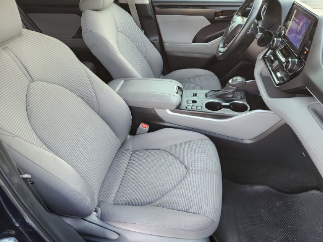 Used 2024 Toyota Highlander LE FWD image 11
