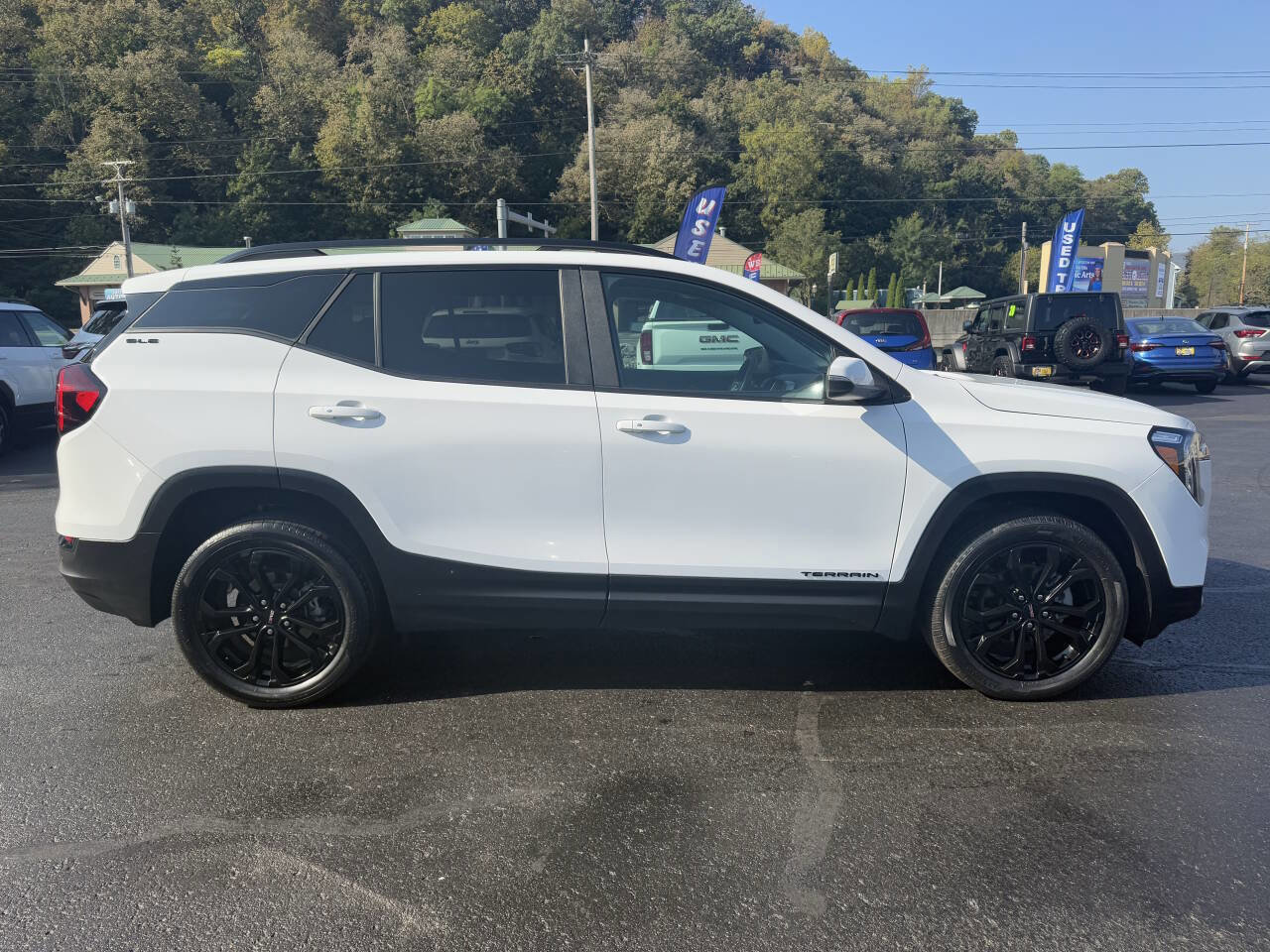 Used 2022 GMC Terrain SLE w/ Driver Convenience Package image 3