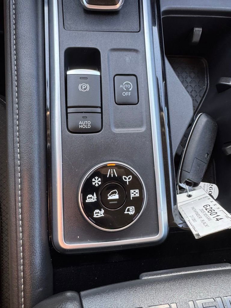 Used 2025 Nissan Pathfinder SL image 25