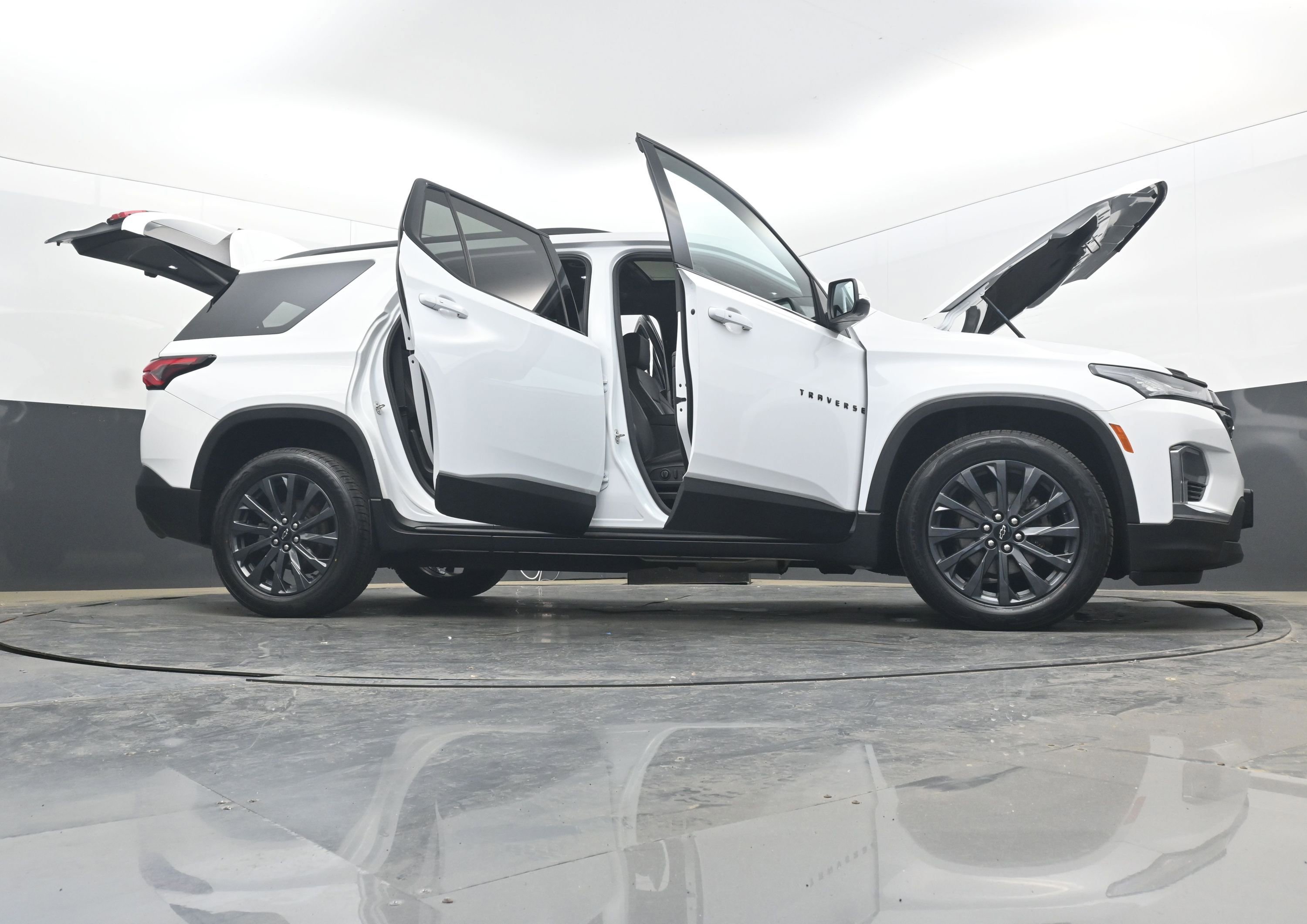 Used 2023 Chevrolet Traverse RS image 42