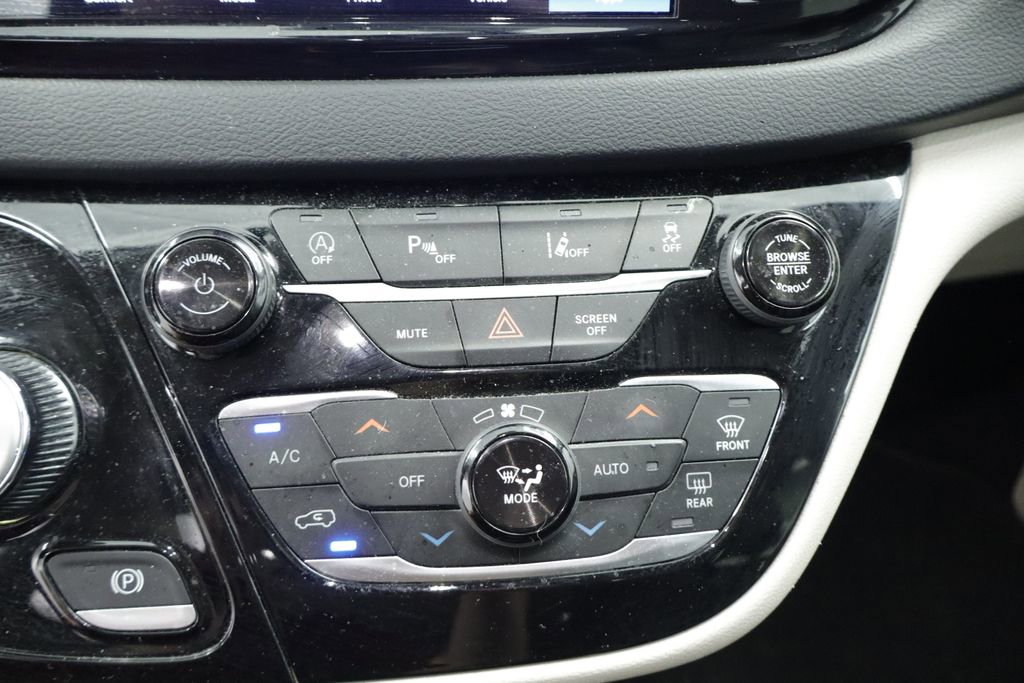 Used 2023 Chrysler Pacifica Touring-L FWD image 30