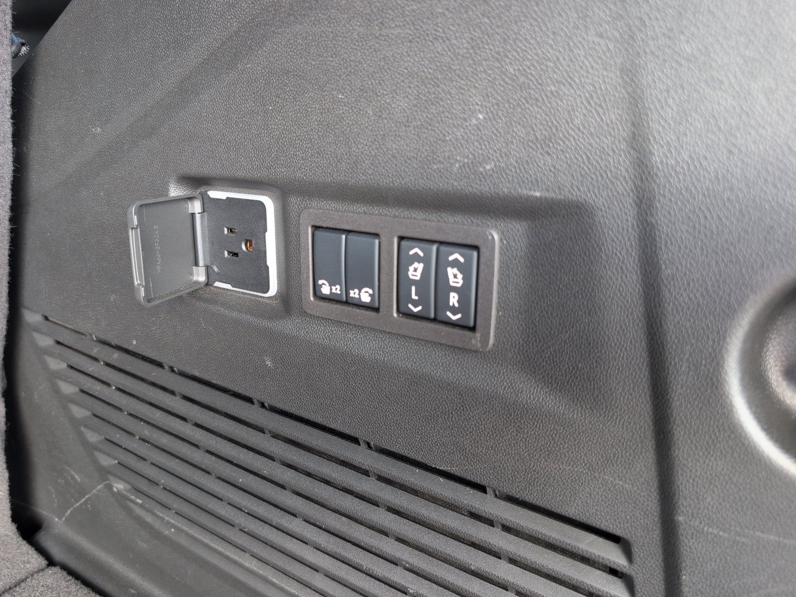 Used 2024 GMC Yukon Denali w/ Advanced Technology Package image 6