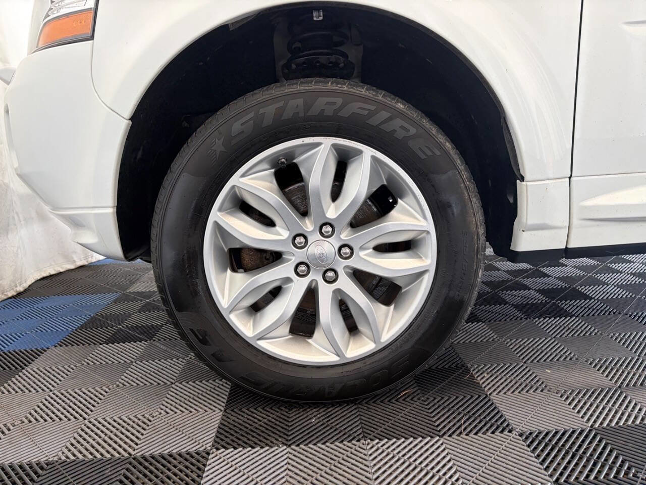 Used 2015 Land Rover LR2 AWD/4WD image 28