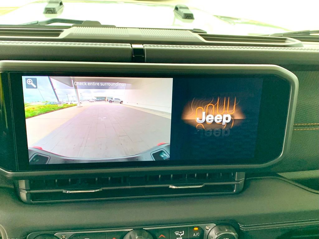 Used 2025 Jeep Gladiator Mojave AWD/4WD image 37