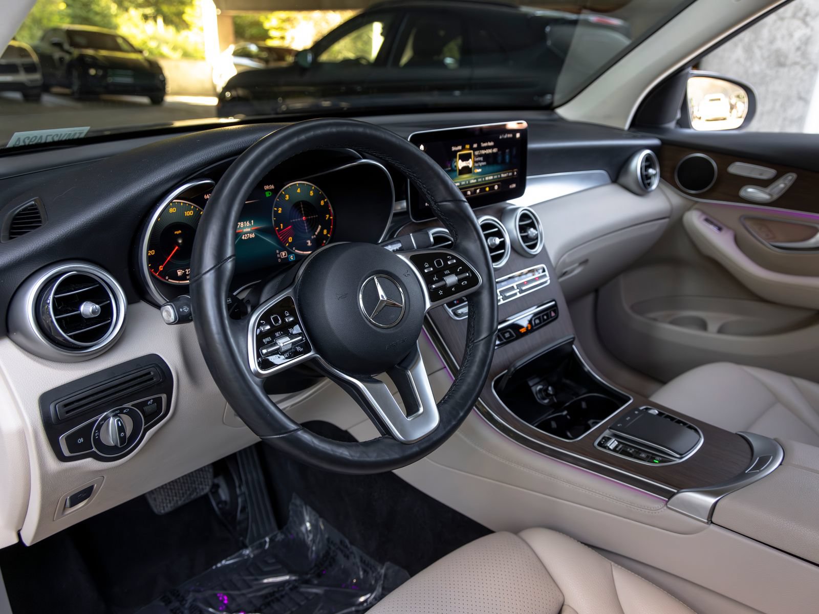 Used 2021 Mercedes-Benz GLC 300 4MATIC image 4