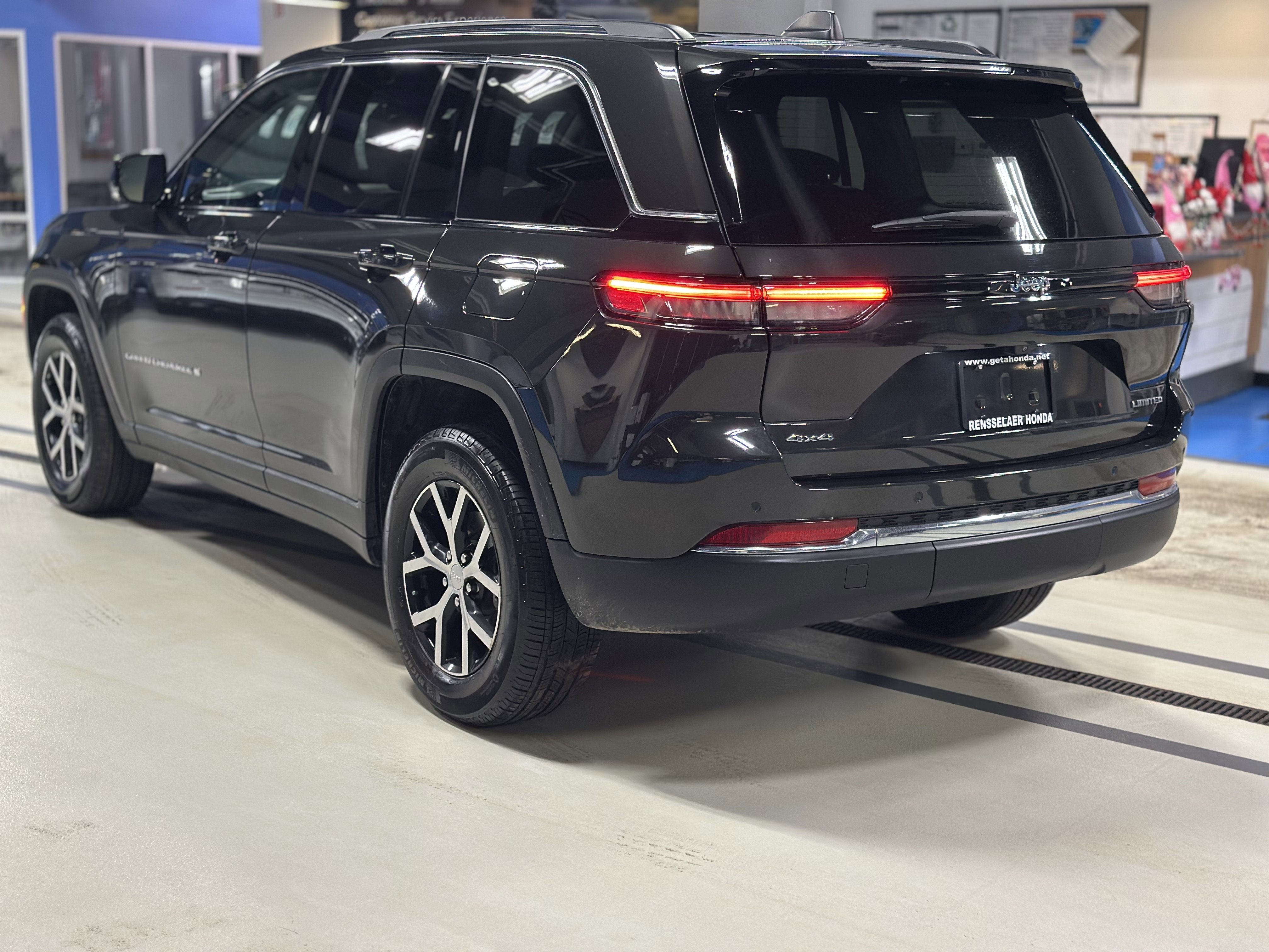 Used 2023 Jeep Grand Cherokee Limited image 8