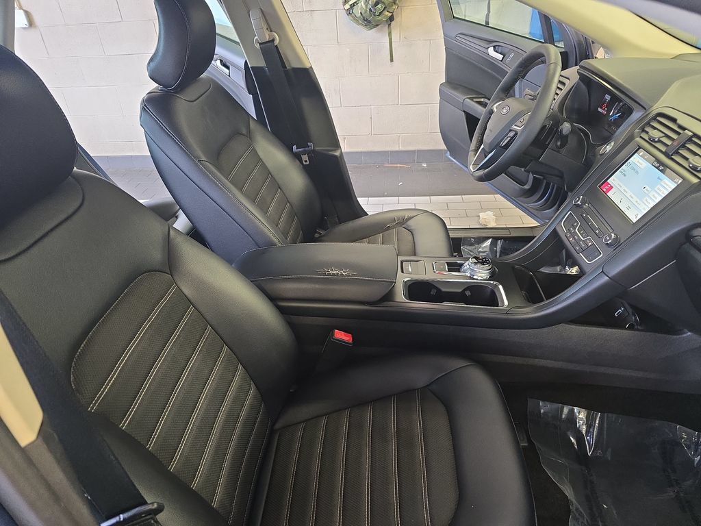 Used 2018 Ford Fusion SE w/ Equipment Group 201A FWD image 11