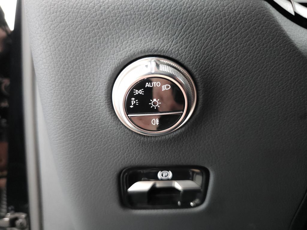 Used 2025 Mercedes-Benz GLC 350e 4MATIC image 9