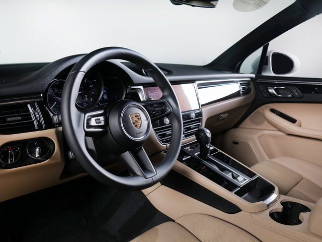 Certified 2025 Porsche Macan image 4