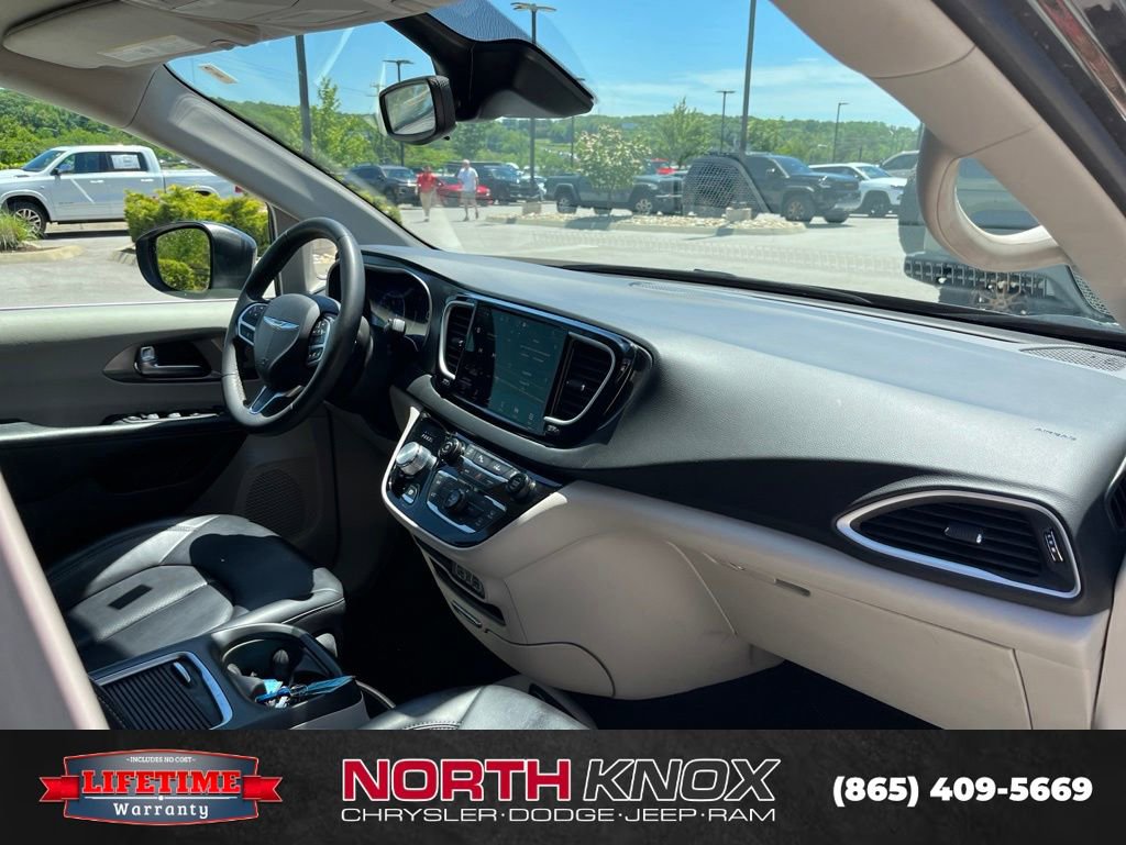 Used 2023 Chrysler Pacifica Touring-L FWD image 27