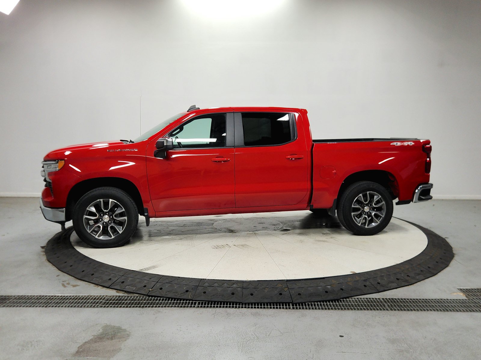 Used 2024 Chevrolet Silverado 1500 LT AWD/4WD image 5