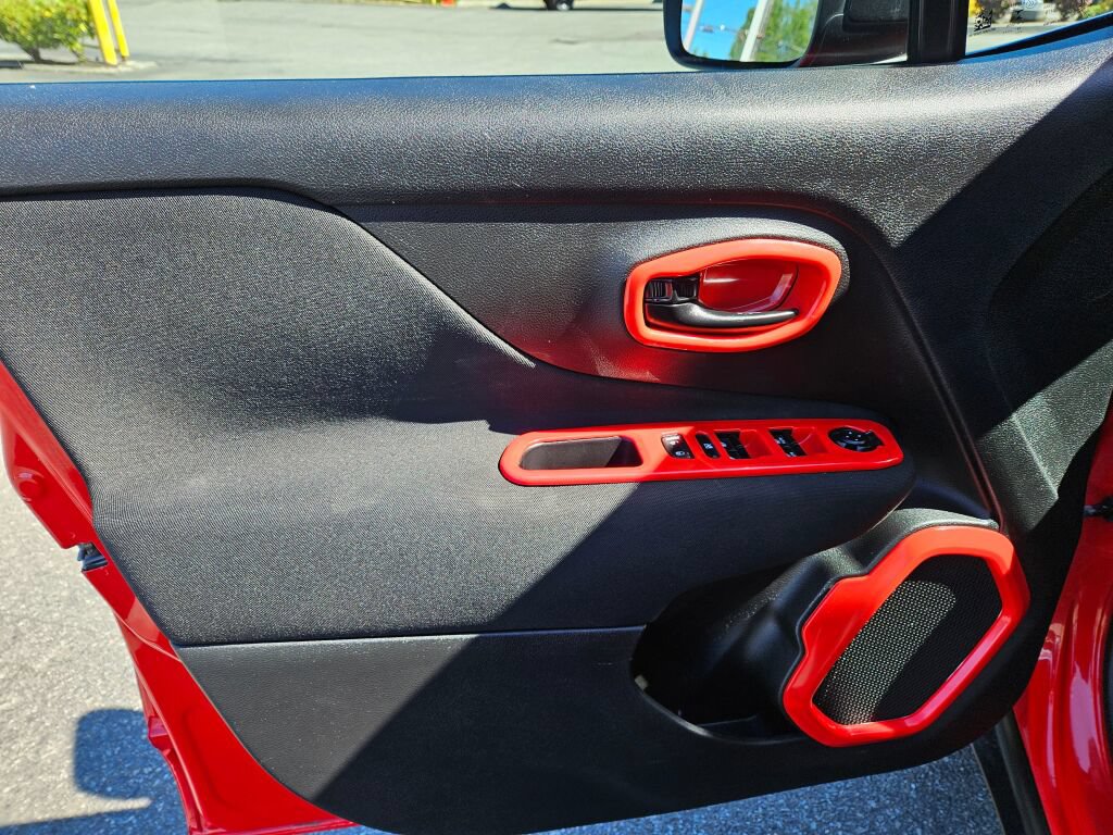 Used 2020 Jeep Renegade Latitude w/ Popular Equipment Group AWD/4WD image 18