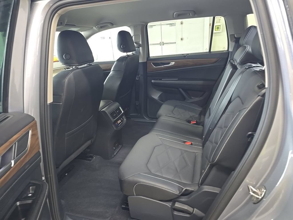 Used 2025 Volkswagen Atlas SE AWD/4WD image 4