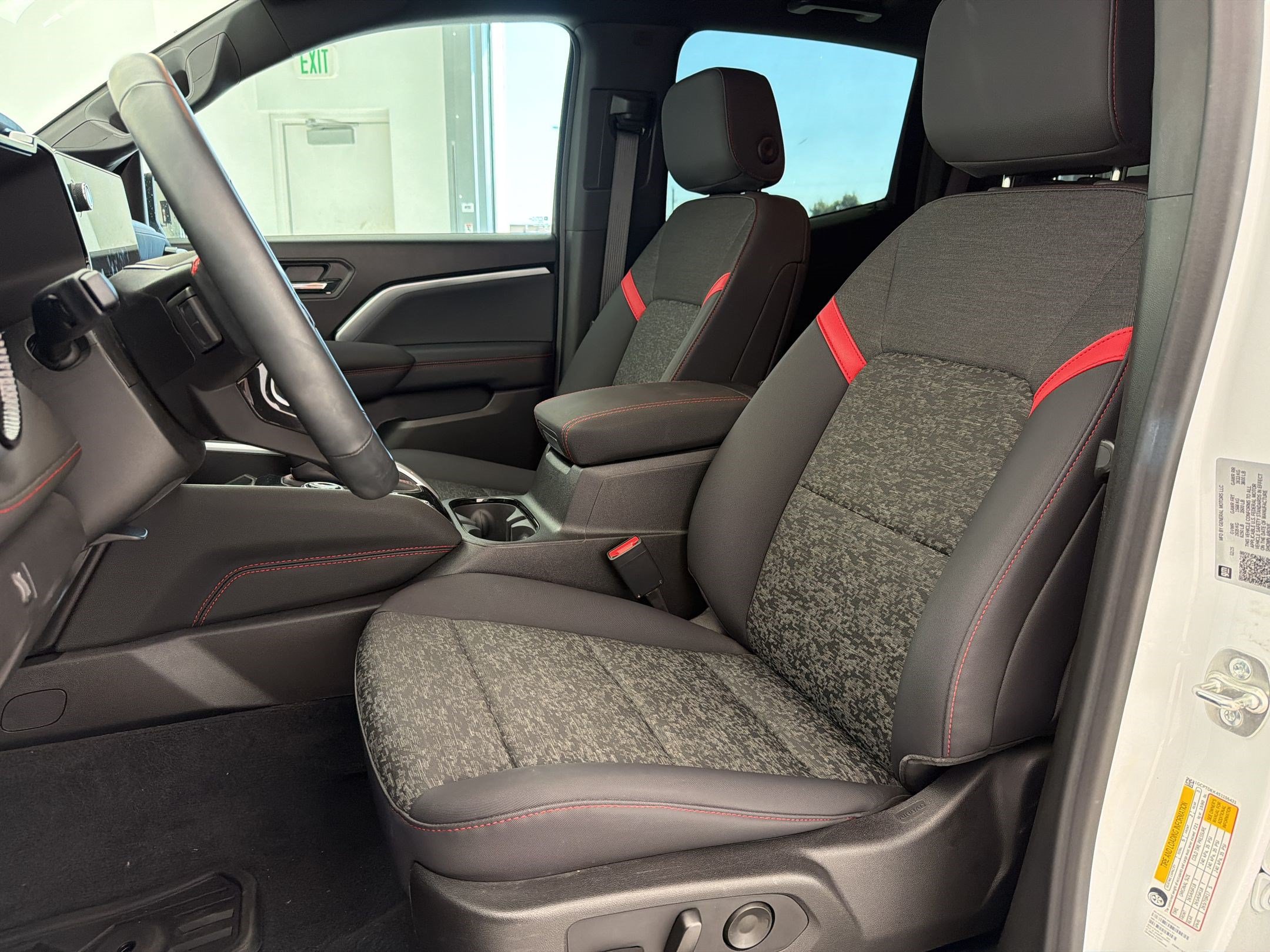Used 2025 Chevrolet Colorado Z71 AWD/4WD image 5